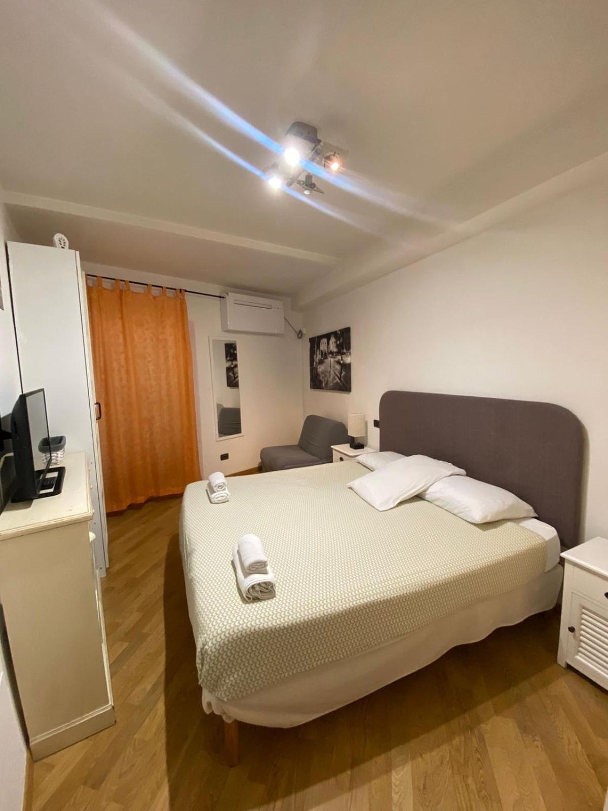 B&B And Home La Piazzetta Della Pioggia Bologna Exteriör bild